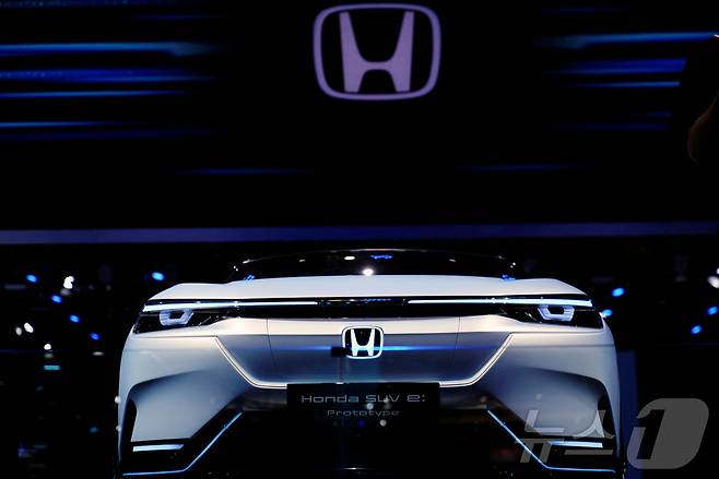 2021년 4월 20일(현지시간) 중국 상하이에서 열린 '오토 상하이' 언론 공개 행사에서 혼다의 전기 스포츠유틸리티차량(SUV) 'e:프로토타입'이 전시돼 있다. 혼다는 일부 주력 전기차종 개발을 중단하고 하이브리드 차량 개발을 확대한다고 12일 밝혔다. 2021.04.20. ⓒ 로이터=뉴스1