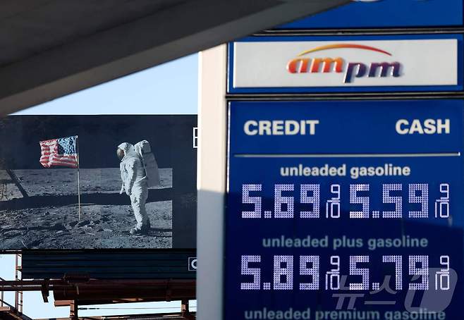 캘리포니아주 로스앤젤레스의 한 주유소에서 휘발유 가격이 갤런당 5달러를 넘는 가격으로 표시돼 있다. 2026.3.11 ⓒ AFP=뉴스1