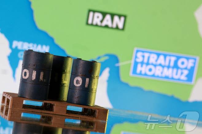 3D 프린터로 제작한 석유통과 이란 호르무즈 해협 지도 일러스트. 2026.3.2 ⓒ 로이터=뉴스1