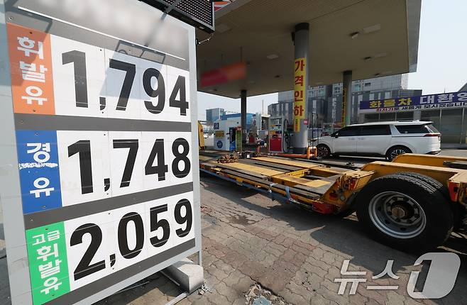 미국과 이란 전쟁 여파로 유가가 급등하자 정부가 고유가로 인한 물류 업계의 유류비 부담을 줄이기 위해 2월 만료된 경유 유가연동보조금 지급 기간을 4월까지 연장한다. 사진은 12일 경기 평택시 포승읍 평택항 인근 주유소에서 화물차가 주유를 하고 있다. 2026.3.12 ⓒ 뉴스1 김영운 기자