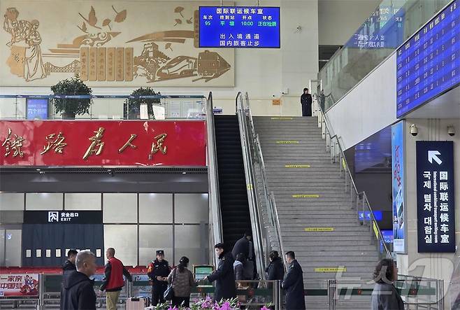 13일 오전 중국 랴오닝성 단둥시 단둥역 국제 여객 대합실에 평양행 열차에 탑승하려는 북한 주민들이 여권을 제시하며 탑승 수속을 밟고 있다. 전일 저녁 베이징을 출발해 이날 오전 단둥역에 도착한 평양행 열차는 이날 오전 10시 출발 예정이다. 2026.3.13