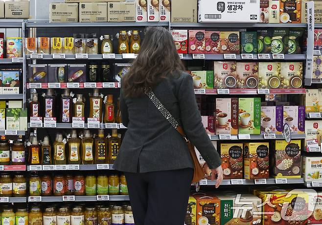 서울 시내의 한 대형마트에서 시민이 장을 보고 있다.2026.3.13 ⓒ 뉴스1 김민지 기자