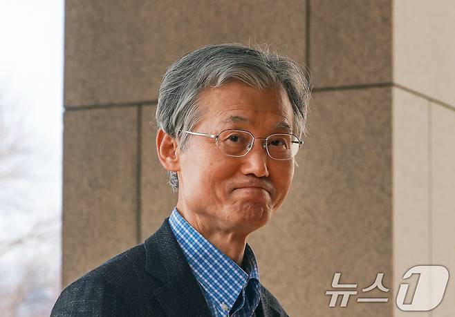 정부가 사법개혁 3법을 공포·시행한 12일 조희대 대법원장이 서울 서초구 대법원으로 출근하고 있다. 이날 조 대법원장은 이재명 대통령 공직선거법 위반 사건 파기환송 선고와 관련해 법왜곡죄로 경찰청에 고발됐다. 2026.3.12 ⓒ 뉴스1 이호윤 기자