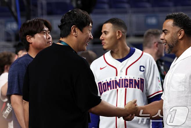 12일 오후(현지시간) 미국 플로리다주 마이애미 론디포파크에서 대한민국 류현진과 도미니카 매니 마차도, 이대호 해설위원과 넬슨 크루즈 도미니카공화국 단장이 만나 인사하고 있다. 2026.3.13 ⓒ 뉴스1 구윤성 기자