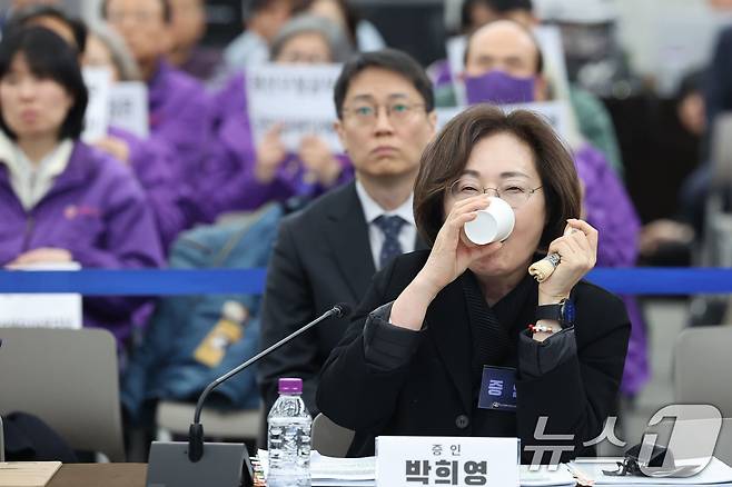 박희영 용산구청장이 13일 서울 중구 은행회관에서 열린 10·29 이태원참사 진상규명 청문회에서 물을 마시고 있다. (공동취재) 2026.3.13 ⓒ 뉴스1 김도우 기자