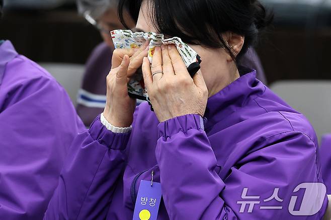 13일 서울 중구 은행회관에서 열린 10·29 이태원참사 진상규명 청문회에서 한 유가족이 증인들의 답변을 들으며 눈물을 닦고 있다. (공동취재) 2026.3.13 ⓒ 뉴스1 김도우 기자