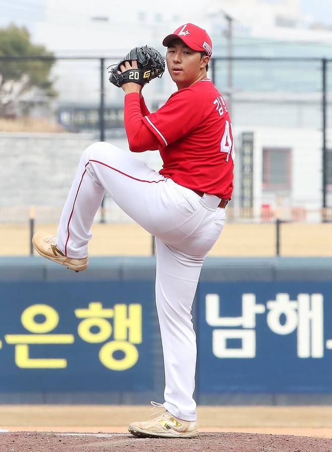 SSG 김민준이 12일 광주-기아 챔피언스필드에서 열린 2026 KBO리그 KIA와 시범경기에서 투구하고 있다. 사진 | SSG 랜더스