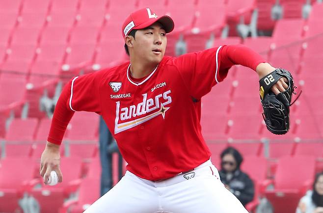 SSG 김민준이 12일 광주-기아 챔피언스필드에서 열린 2026 KBO리그 KIA와 시범경기에서 힘차게 공을 던지고 있다. 사진 | SSG 랜더스