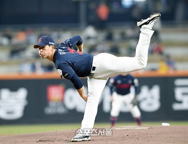 롯데 김진욱이 2일 대전 한화생명볼파크에서 열린 2025 KBO리그 한화와 경기에 선발 등판해 힘차게 공을 던지고 있다. 대전 | 박진업 기자 upanddup@sportsseoul.com