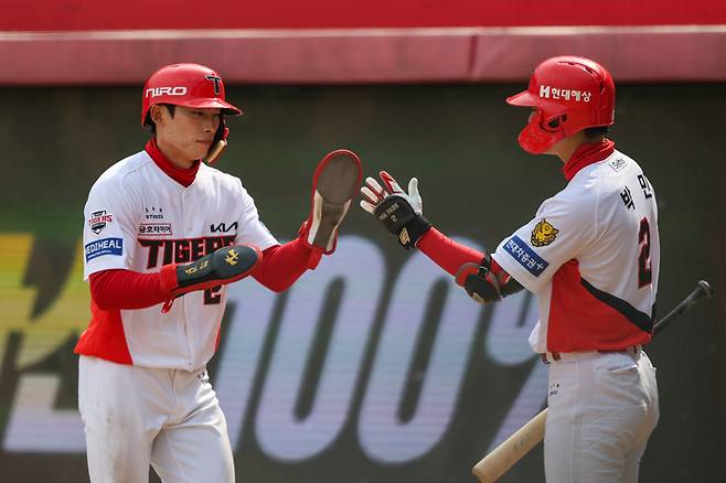 KIA 김호령이 12일 광주-기아 챔피언스필드에서 열린 2026 KBO리그 SSG와 시범경기에서 득점한 뒤 박민과 하이파이브를 나누고 있다. 사진 | KIA 타이거즈