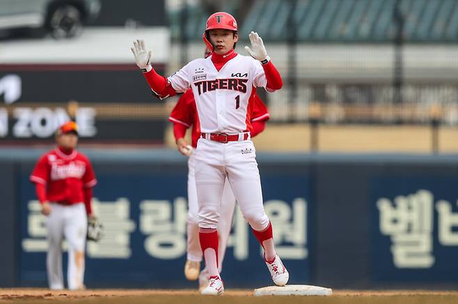 KIA 박정우가 12일 광주-기아 챔피언스필드에서 열린 2026 KBO리그 SSG와 시범경기에서 2루타를 친 뒤 베이스를 밟고 있다. 사진 | KIA 타이거즈