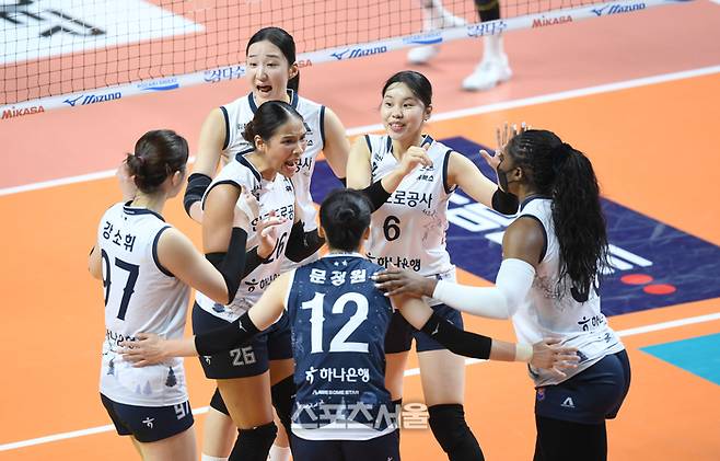 도로공사 선수들이 23일 서울 장충체육관에서 열린 2025~2026 V-리그 GS칼텍스와 경기에서 득점 후 환호하고 있다.  2025. 12. 23. 장충 | 최승섭기자 thunder@sportsseoul.com