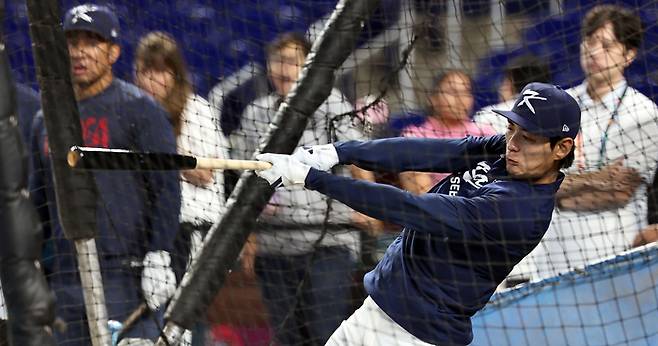 대한민국 야구 대표팀 주장 이정후가 12일(현지시간) 미국 플로리다주 마이애미 론디포파크에서 월드베이스볼클래식(WBC) 도미니카공화국과의 준준결승전 경기를 앞두고 타격 훈련을 하고 있다. 사진 | 연합뉴스