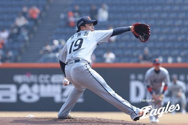 한화 왕옌청이 12일 대전 한화생명 볼파크에서 열린 2026 KBO리그 시범경기 삼성전에 선발 등판해 역투하고 있다. 사진 | 한화 이글스