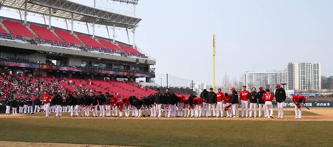 SSG 선수단이 12일 광주-기아 챔피언스필드에서 열린 2026 KBO리그 KIA와 시범경기에서 4-9로 패한 뒤 팬들에게 인사하고 있다. 사진 | SSG 랜더스