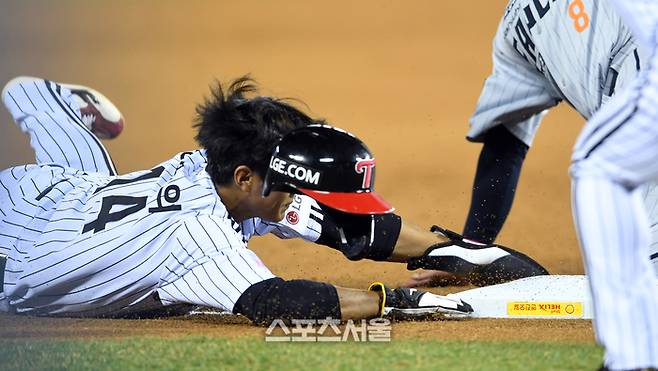 LG 송찬의(왼쪽)가 25일 잠실구장에서 열린 2025 KBO리그 한화와 경기 4회말 1사 2루 상황에서 2루에서 3루로 도루를 시도하다 한화 3루수 노시환에 태그아웃 되고 있다. 잠실 | 박진업 기자 upandup@sportsseoul.com