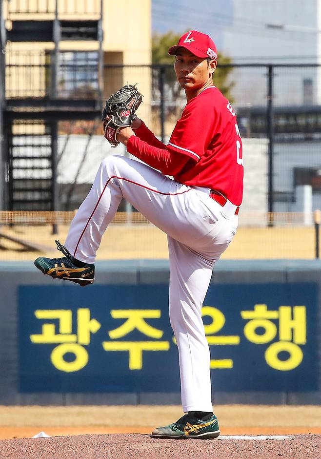 SSG 다케다 쇼타가 13일 광주-기아 챔피언스필드에서 열린 2026 KBO리그 시범경기 KIA전에서 투구하고 있다. 사진 | SSG 랜더스
