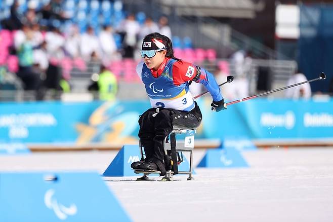 김윤지가 13일(현지시간) 이탈리아 테세로 크로스컨트리 스타디움에서 열린 2026 밀라노·코르티나 동계패럴림픽 여자 바이애슬론 스프린트 추적 좌식 예선에서 질주하고 있다. 사진 | 대한장애인체육회