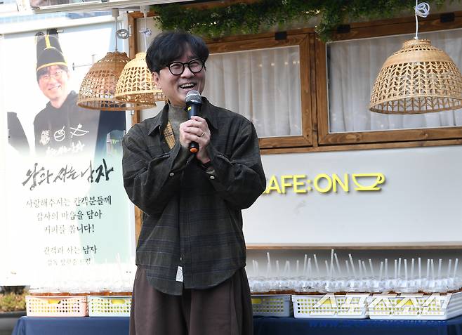 영화 '왕과 사는 남자'가 관객 1200만명을 돌파한 가운데 장항준 감독이 12일 낮 서울 중구 프레스센터 앞 광장에서 흥행감사 커피차 이벤트를 열었다. 감사 인사를 전하는 장항준 감독. 정재근 기자 cjg@sportschosun.com