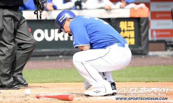 왕옌청 변화구에 팔꿈치를 맞은 직후 최형우는 그대로 주저앉았다.