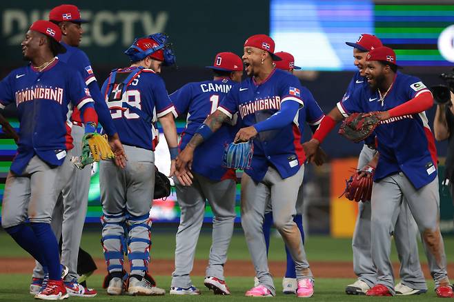 Mar 11, 2026; Miami, FL, United States; Dominican Republic second baseman Ketel Marte (4) celebrates with teammates after the game against Venezuela at loanDepot Park. Mandatory Credit: Sam Navarro-Imagn Images







<저작권자(c) 연합뉴스, 무단 전재-재배포, AI 학습 및 활용 금지>