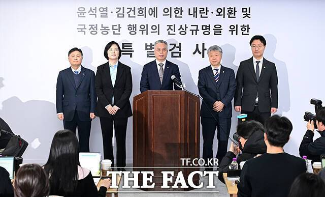 3대 특검(내란·김건희·채상병) 미제 의혹을 수사하는 권창영 특별검사팀(종합특검)이 2월 25일 오전 경기 과천에 마련된 특검 사무실에서 출범식을 열고 각오를 밝히고 있다. /과천=임영무 기자