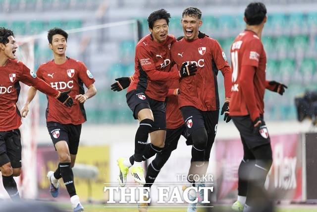 포백으로 스타일 변화를 예고한 부산 선수들의 골 세리머니./K리그