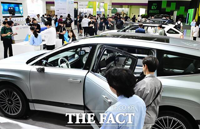 국내 대표 전기차 전시회 'EV트렌드코리아 2025' 개막식 모습. /이새롬 기자