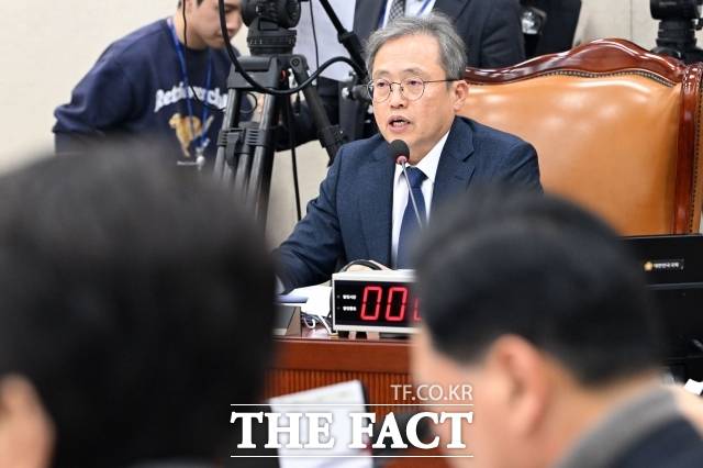 13일 재개한 정치개혁특별위원회 2차 회의가 18분 만에 끝났다. 사진은 송기헌 정개특위 위원장이 지난달 26일 오후 서울 여의도 국회에서 열린 정치개혁특별위원회 전체회의에서 발언을 하는 모습. /남용희 기자