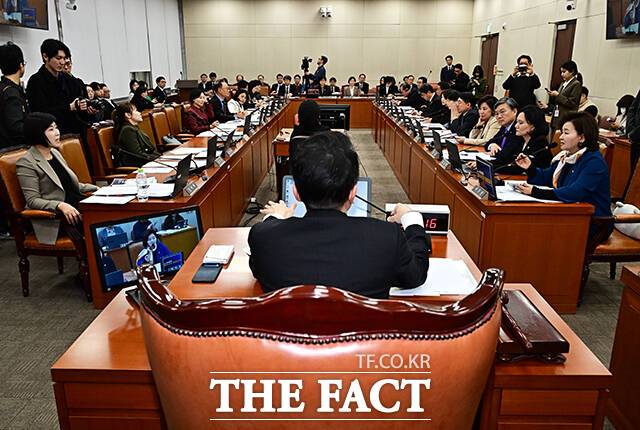 복지위 야당 간사인 김미애 국민의힘 의원(왼쪽)과 여당 간사인 이수진 더불어민주당 의원(오른쪽)이 13일 오전 서울 여의도 국회에서 열린 보건복지위원회 전체회의에 참석해 코로나19 백신 이물질 사태 청문회 개최 건에 대한 언쟁을 벌이고 있다. /국회=배정한 기자