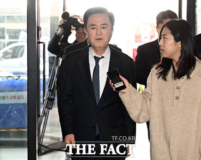 김태흠 충남도지사가 13일 오후 서울 여의도 국민의힘 중앙당사에 도착해 6.3 전국동시지방선거 공천 후보자 면접에 앞서 취재진 질의에 답하고 있다. /이새롬 기자
