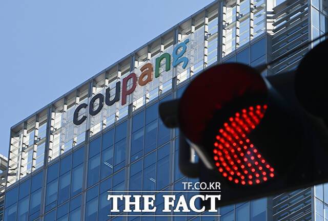 쿠팡 개인정보 유출 사건과 관련해 피해자 1998명이 쿠팡을 상대로 제기한 집단 손해배상 청구 소송의 첫 변론기일이 열렸다. /박헌우 기자