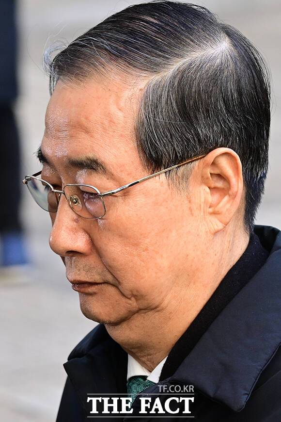 한덕수 전 국무총리가 지난 1월 21일 오후 서울 서초구 서울중앙지방법원에서 열린 '내란 우두머리 방조' 혐의 1심 선고 재판에 출석하고 있다./남윤호 기자