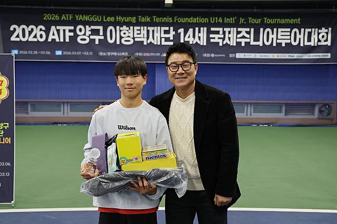 2차 대회 남자단식에서 우승해 트로피와 각종 부상을 받은 최민건과 이형택 이사장(오른쪽)