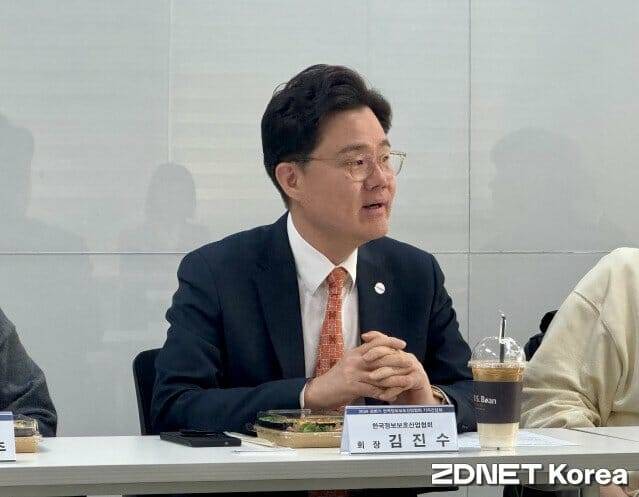 김진수 KISIA 회장이 기자간담회에서 발언하고 있다.(사진=지디넷코리아)