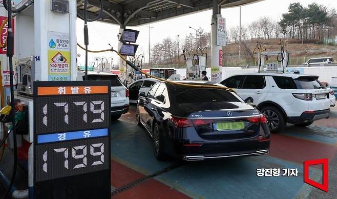 국제 유가가 100달러를 돌파하며 전국 주유소 기름값이 상승하고 있는 9일 서울 서초구 만남의광장 주유소에 기름값이 더 오르기 전에 주유하려는 차들이 줄지어 서 있다. 2026.3.9 강진형 기자