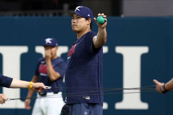 대한민국 야구 대표팀 류현진이 월드베이스볼클래식(WBC) 준준결승을 하루 앞둔 12일(현지시간) 미국 플로리다주 마이애미 론디포파크에서 열린 훈련에서 몸을 풀고 있다. 연합뉴스