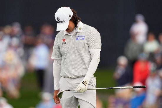 김성현이 더 플레이어스 챔피언십 1라운드 17번 홀에서 티샷을 물에 빠뜨린 뒤 고개를 떨구고 있다. 폰테베드라비치=AP연합뉴스