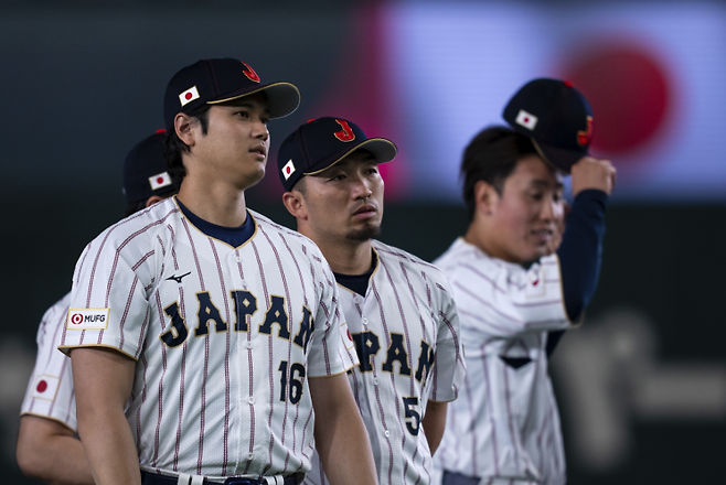 4일 일본 도쿄에서 WBC 경기를 앞두고 진행된 훈련 전 단체 사진 촬영을 마친 뒤 오타니 쇼헤이(왼쪽)가 일본 대표팀 선수들과 함께 자리를 떠나고 있다. AP연합뉴스