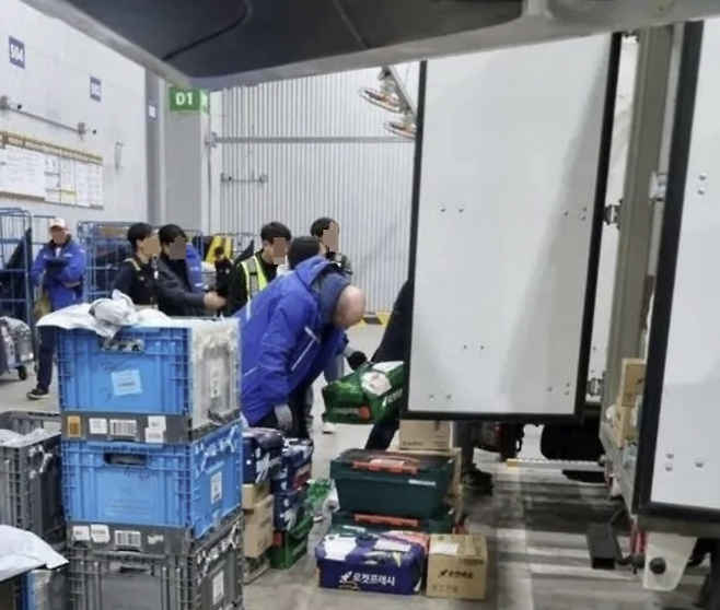 해롤드 로저스 쿠팡 한국 대표가 경기 성남 인근의 쿠팡 캠프에서 새벽배송 체험을 위해 물류 차량에 상품을 싣고 있다. 온라인 커뮤니티 캡처