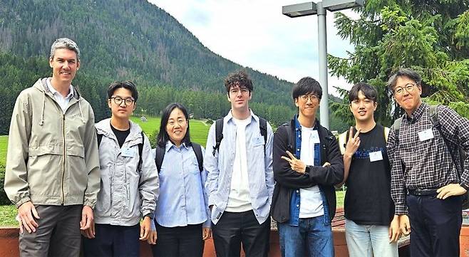 지명국 연세대 천문우주학과 교수 연구팀(사진)이 약 105억년 전 우주에 존재한 거대 은하단의 암흑물질 분포를 분석해 초기 우주에서도 성숙한 거대 구조가 형성돼 있었음을 확인했다고 밝혔다. 지명국 교수팀 소속 카일 피너 박사(왼쪽 첫번째), 잭 스코필드 연구원(왼쪽 네번째), 지명국 교수(왼쪽 일곱번째).