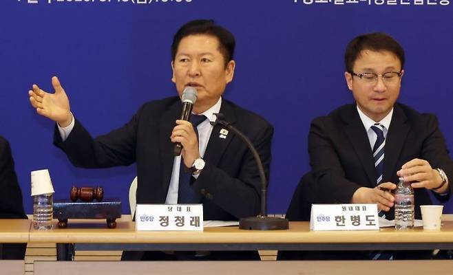 정청래 더불어민주당 대표가 13일 전북 순창 발효미생물산업진흥원에서 열린 현장 최고위원회의에서 발언하고 있다. 연합뉴스