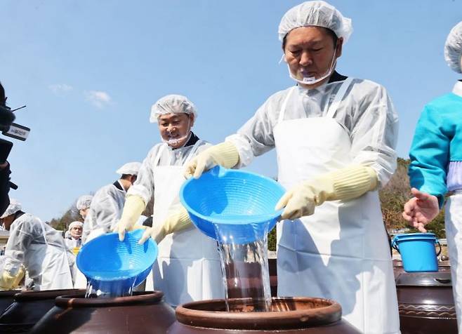 정청래 더불어민주당 대표가 13일 전북 순창 발효미생물산업진흥원 작업장에서 장 담그기 체험을 하고 있다. 연합뉴스