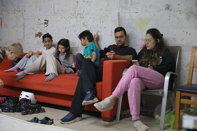 지난 10일 이스라엘 텔아비브에서 이란의 미사일 공격으로 공습 경보가 울리자 시민들이 지하 방공호에 대피해있다. /신화 연합뉴스