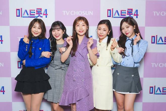 '미스트롯4' TOP5 윤태화, 홍성윤, 이소나, 허찬미, 길려원(왼쪽부터). /TV조선