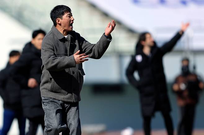 7일 오후 경기도 파주시 금릉동 파주 스타디움에서 열린 하나은행 K리그2 2026 2라운드 파주 프런티어 FC와 수원삼성블루윙즈의 경기에서 수원 이정효 감독이 작전 지시를 하고 있다.  2026.3.7/뉴스1