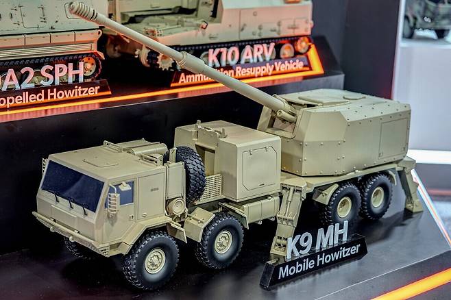 K9 차륜형 자주포 모형. /한화에어로 제공