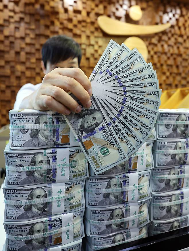 서울 중구 하나은행 위변조대응센터에서 은행 관계자가 달러화를 정리하는 모습./뉴스1