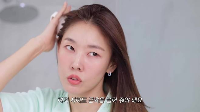 측두근에 긴장이 쌓이면 얼굴선이 둔해지고 처질 수가 있다. 유튜브 〈한혜진 Han Hye Jin〉