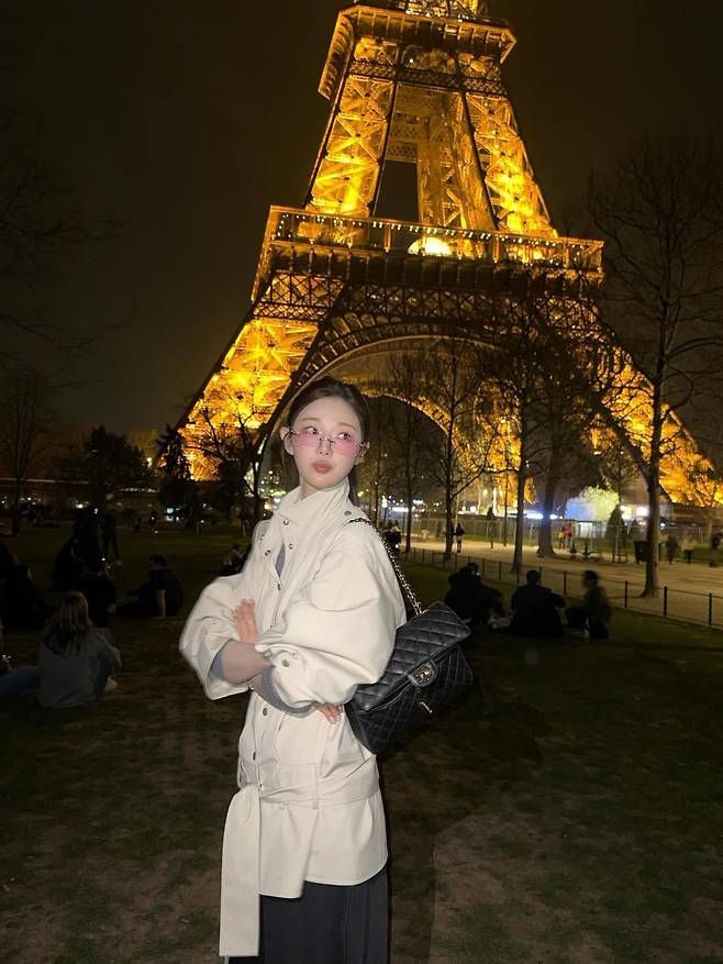 숏 트렌치코트를 드레시하게 연출한 이시안. 인스타그램 @youseeany